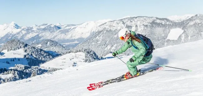 Skifahrerin in den Kitzbüheler Alpen auf frisch gepuderter Piste